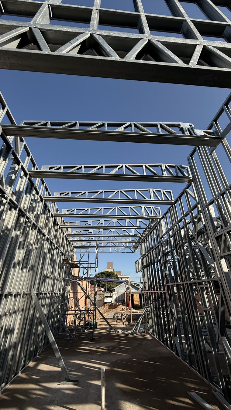 Corredor de painéis e treliças de Light Steel Frame visto de baixo