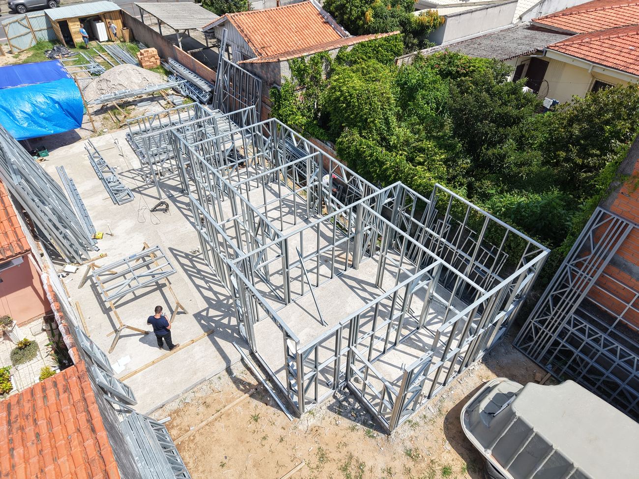 Vista aérea de obra com painéis de Light Steel Frame montados sobre o radier