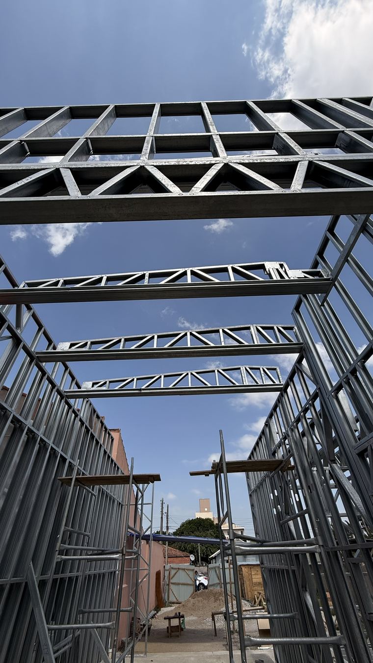 Treliças de cobertura e painéis de Light Steel Frame contra o céu