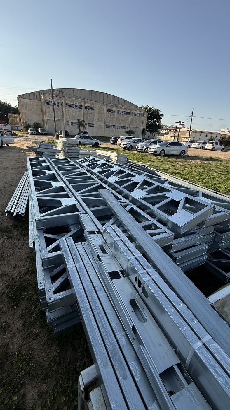 Painéis e treliças de Light Steel Frame empilhados em pátio